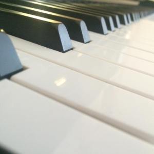 Picture of the keys on a piano 